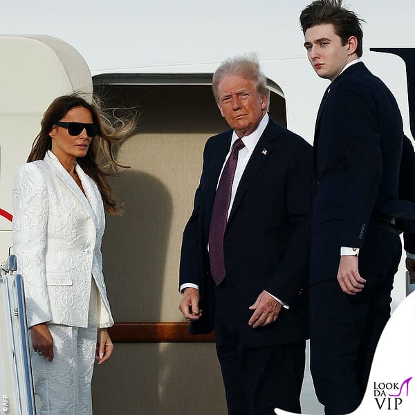 Melania, Donald e Barron Trump salgono a bordo dell'Air Force One: sono diretti a Washington DC