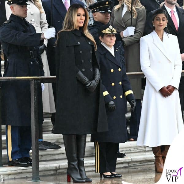 Melania Trump con Usha Vance, moglie del vicepresidente JD Vance, al cimitero di Arlington 
