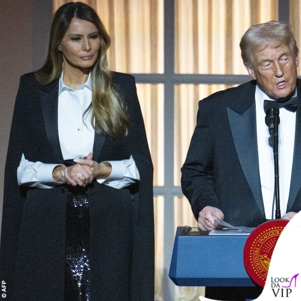 Mantella Saint Laurent e camicia bianca Dolce&Gabbana ascoltando il discorso di Donald Trump