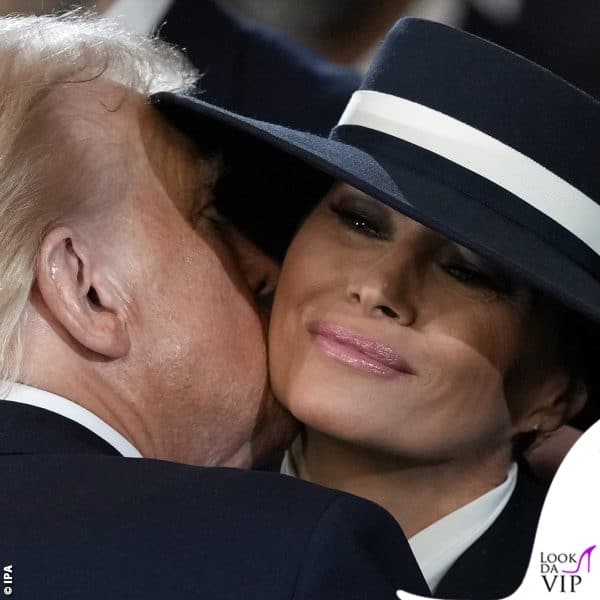 Donald riesce finalmente a raggiungere la guancia di Melania