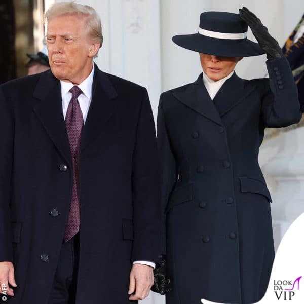 Focus del look, il cappello Eric Javits,  ribattezzato "anti-bacio" 