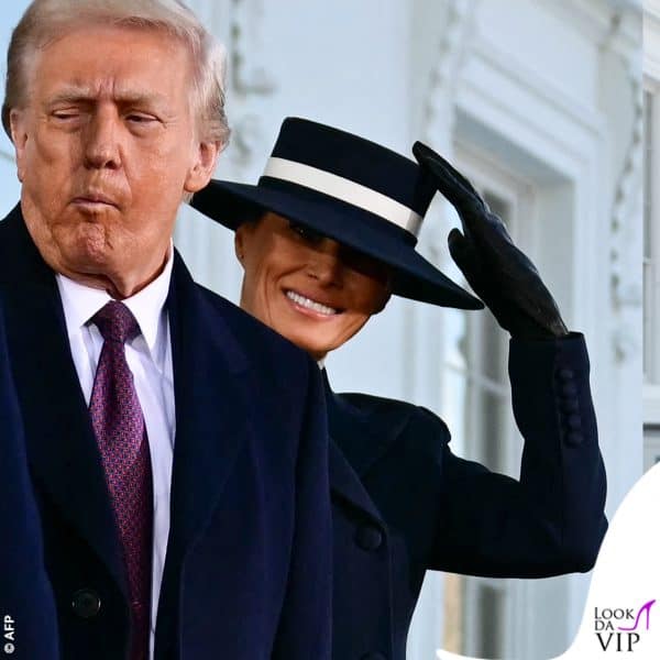 una mano sul cappello 