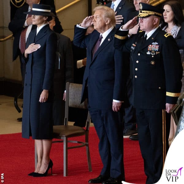 il saluto militare di Donald, la mano sul cuore di Melania 