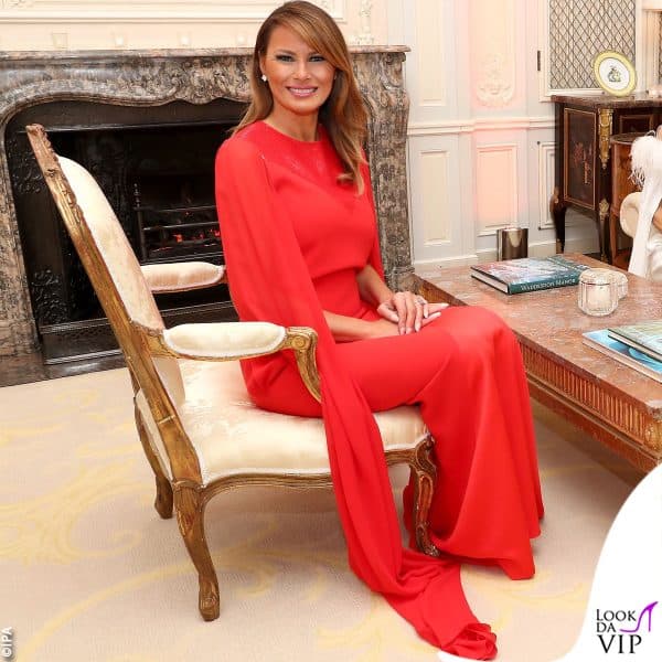 per l'occasione Melania aveva indossato un cape dress di Givenchy 