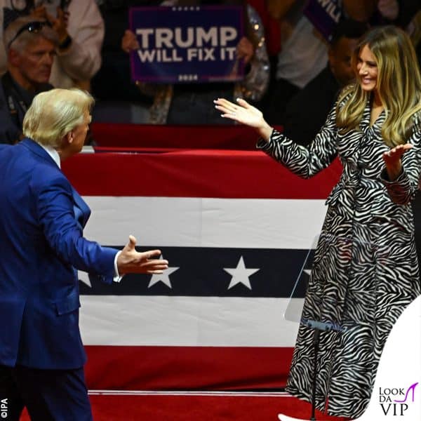 a un comizio a New York nell'ottobre del 2024 (Melania indossa un cappotto Michael Kors) 