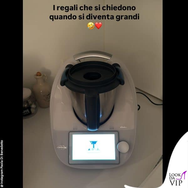 Paola Di Benedetto mostra ai follower il robot da cucina 