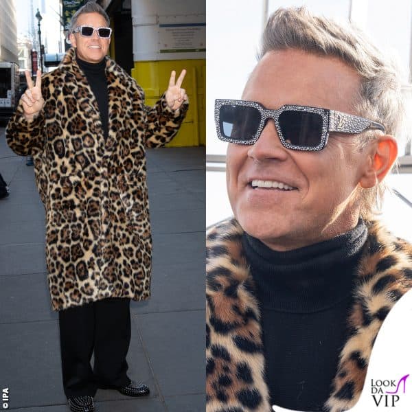 Robbie Williams sfoggia un eccentrico outfit con pelliccia animalier 