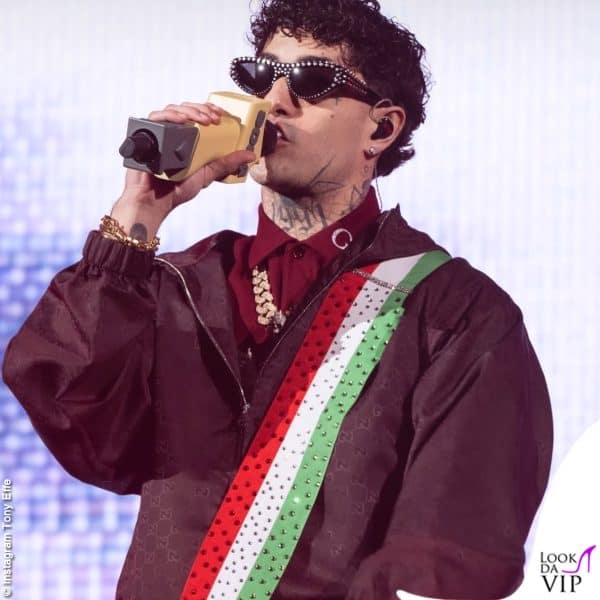 Tony Effe ha aperto il concerto di Capodanno indossando una fascia tricolore: "E' arrivato il sindaco!"