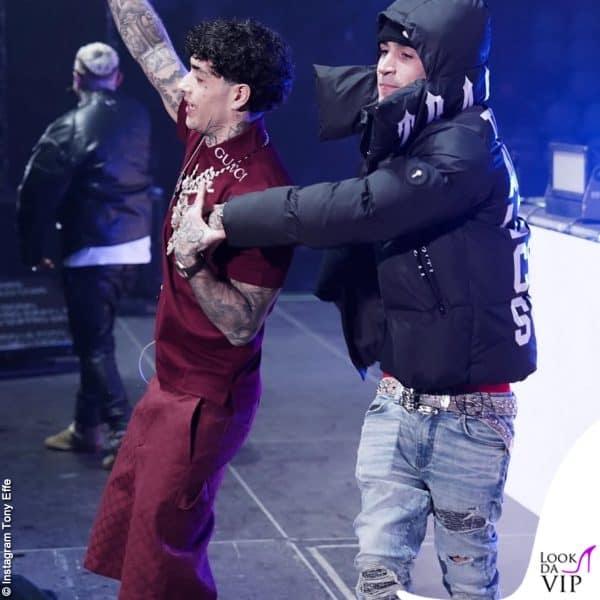 Il rapper ha indossato un total look Gucci rosso pompeiano