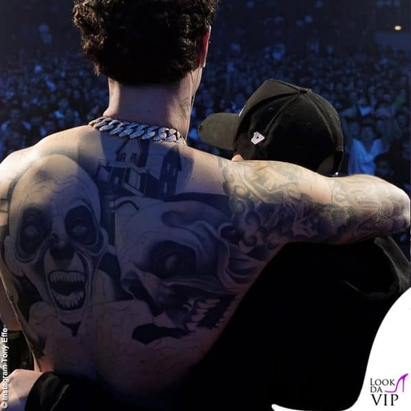 Tatuaggi sulla schiena e vistoso collier