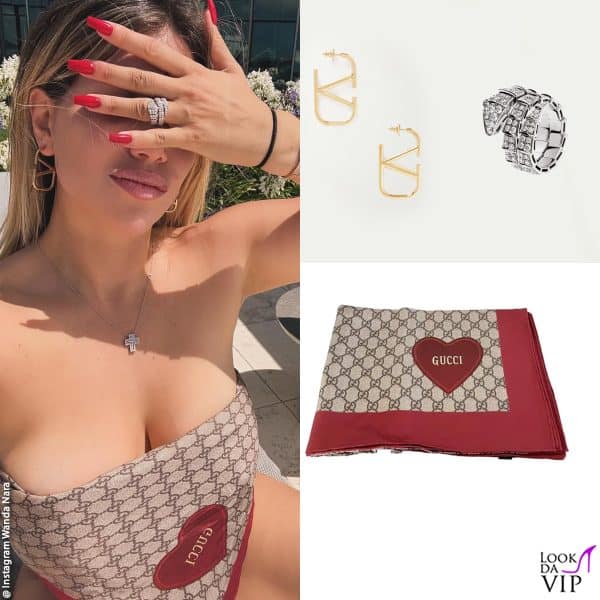 orecchini Valentino, anello Bulgari, foulard Gucci 