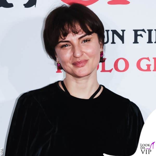 i capelli però sono corti, con la frangia 
