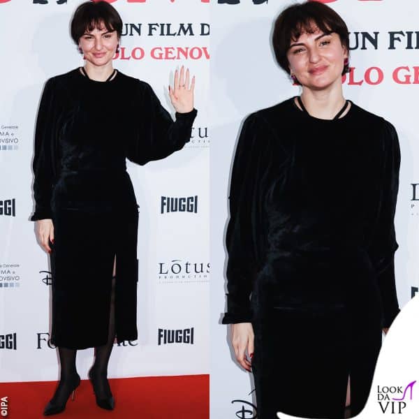 Arisa in nero anche sul red carpet milanese del film "Follemente"