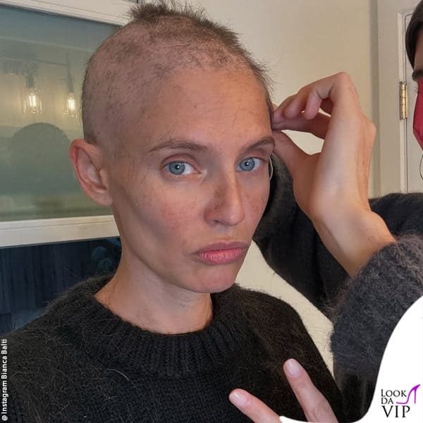 Bianca si taglia i capelli dopo l'inizio della chemioterapia 