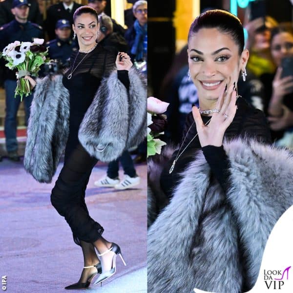 Elodie sul green carpet del Festival con una stola grigia (outfit Mugler, scarpe Amina Muaddi) 