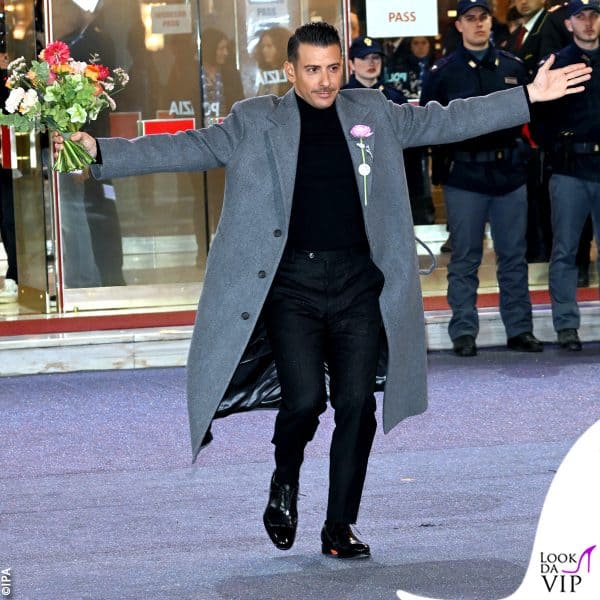 Cappotto grigio e scarpe Santoni per Francesco Gabbani 