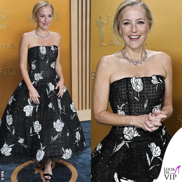Gillian Anderson con un abito Carolina Herrera e gioielli Martin Katz 
