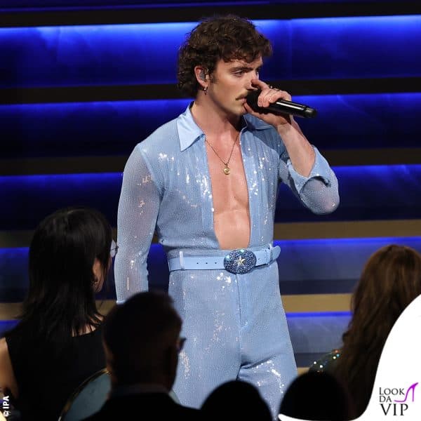 il cantante sul palco durante la performance 