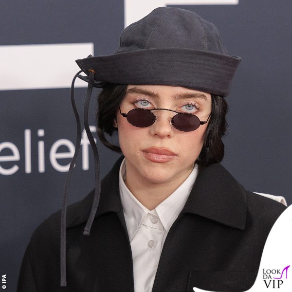 con il cappello da pescatore 
