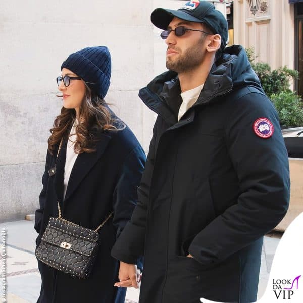 Hakan Çalhanoğlu e Sinem Gündoğdu si vestono spesso in pendant (borsa Valentino per lei, giacca Canada Goose per lui)