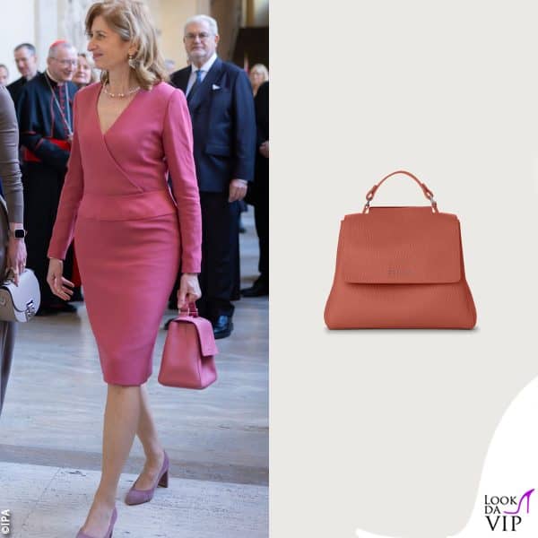 Laura Mattarella con un abito rosa e una borsa Orciani 