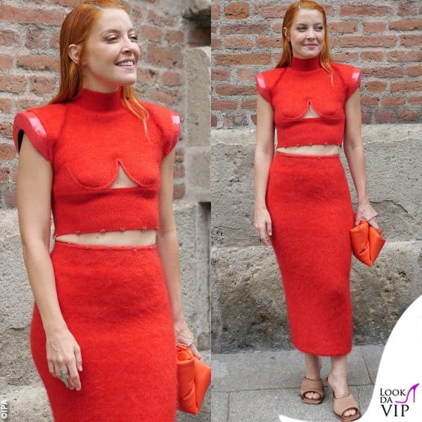arancione in tinta con i capelli per Noemi, alla sfilata Sportmax