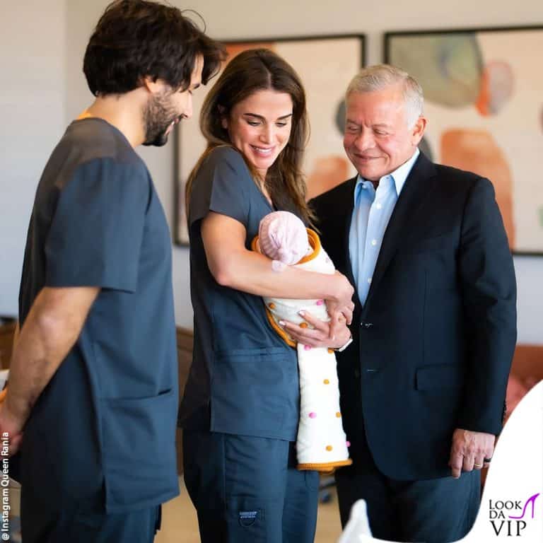 rania di giordania nonna bis: gli scatti dall'ospedale e il look da infemiera