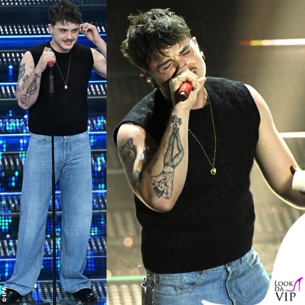 Secondo posto nella nostra classica per Olly, sempre in Emporio Armani - jeans di strass e maglione smanicato per la serata inaugurale 