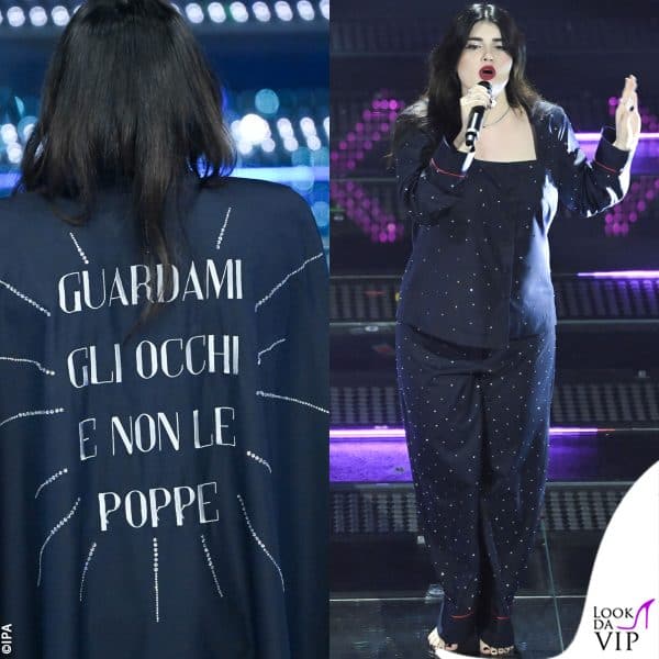 la frase d'impatto sul mantello di Maria Tomba, in gara alle Nuove Proposte (pigiama Santè Couture) 