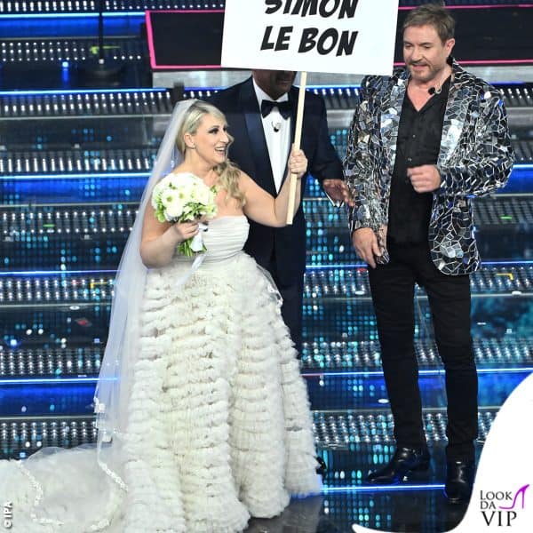 Katia Follesa, con un wedding dress Luisa Beccaria, chiede in sposo Simon Le Bon 