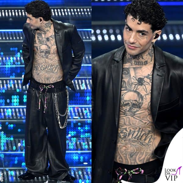 dopo aver coperto i tatuaggi con il make-up per la prima serata, nella terza Tony Effe si è presentato a petto nudo e con i disegni a vista (outfit Balenciaga) 