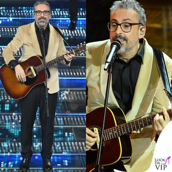 giacca color champagne e gemelli a forma di noce per la serata delle cover 