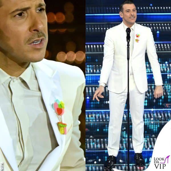 Francesco Gabbani nel total white Corneliani con una spilla a forma di mongolfiera 
