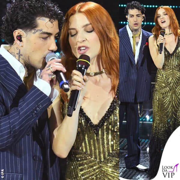 abito di paillettes oro Roberto Cavalli per il duetto con Tony Effe (look GCDS, gioielli Tiffany&Co.)