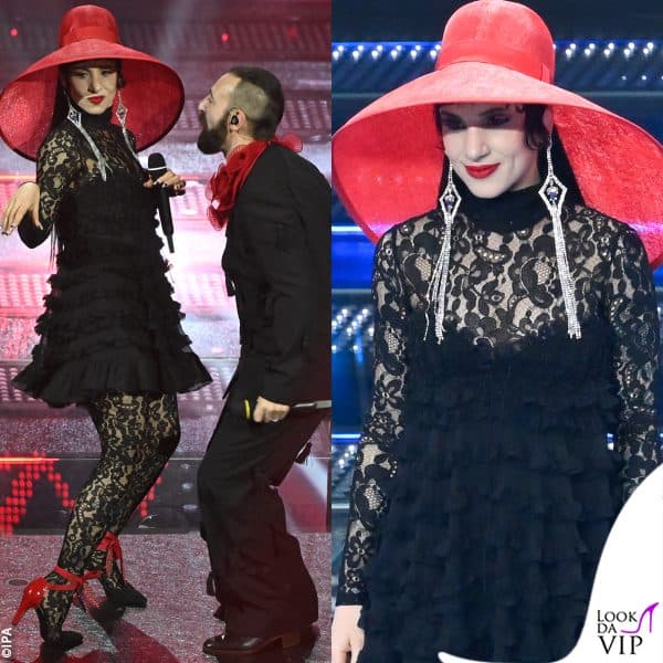 Maxi cappello e orecchini lunghissimi per California dei Coma_Cose, che coordina i dettagli rossi dell'outfit Valentino con il marito Fausto Lama 