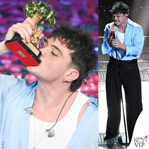 camicia azzurra e canotta bianca per l'ultima sera, dove ha trionfato come vincitore di Sanremo 2025 