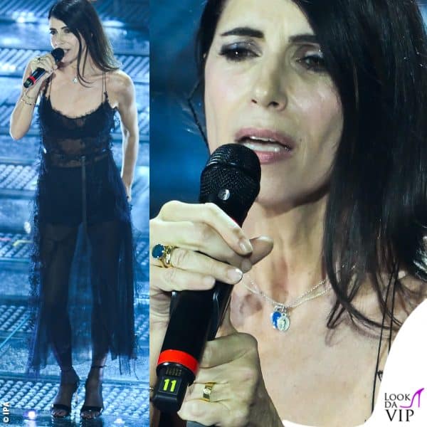 Giorgia sheer in Dior, al collo ci sono le medagliette devozionali 