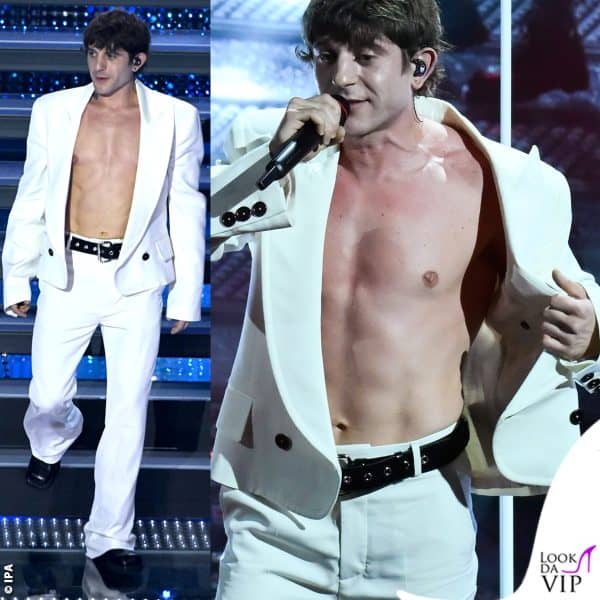 Rkomi a petto nudo (outfit Vivienne Westwood) 
