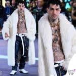 Tony Effe green carpet Sanremo 2025 gioielli Tiffany stivali Sonora Boots