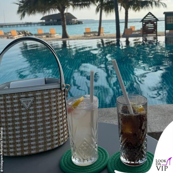 cocktail a bordo piscina (borsa Guess) 