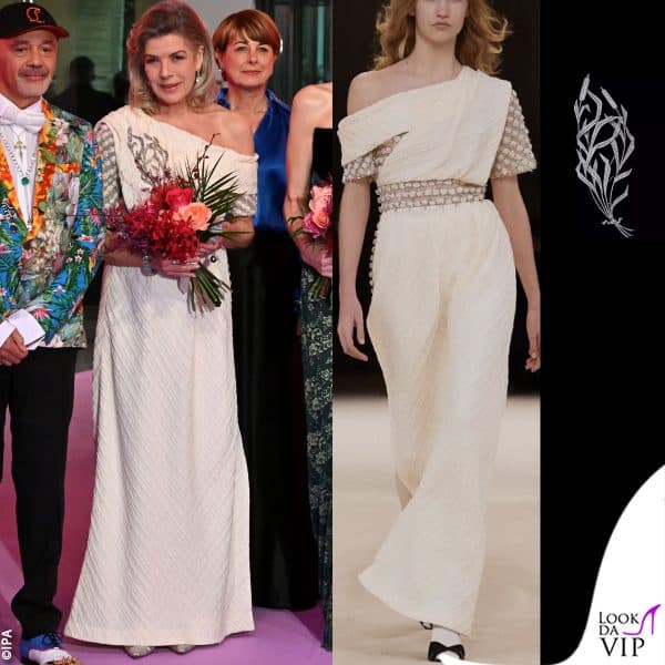 abito Chanel e spilla Chaumet per Carolina 
