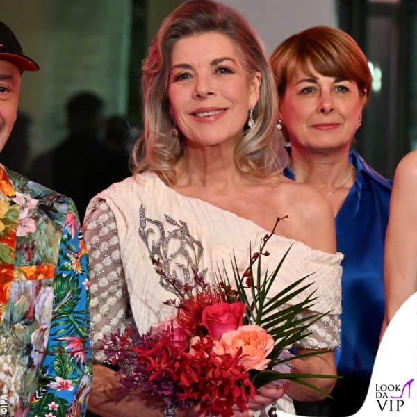 Carolina di Monaco con un bouquet di fiori in mano 