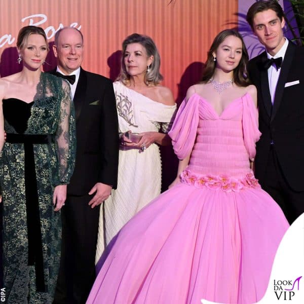 Alexandra e Ben in posa con Charlene, Alberto e Carolina di Monaco 