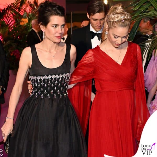 Charlotte Casiraghi è arrivata abbracciata alla cognata Beatrice Borromeo 