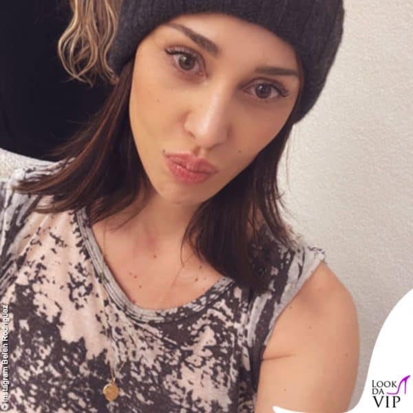 con il cappellino