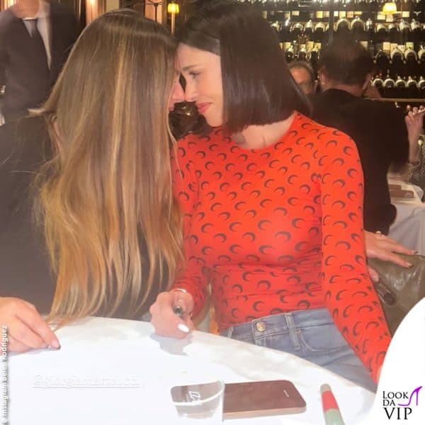 al ristorante con la stessa maglia ma in versione rossa 
