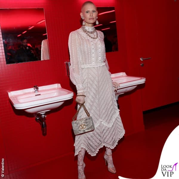 La modella con un lace dress nel bagno rosso che ha fatto da location
