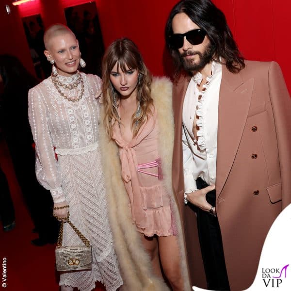 Bianca Balti con Victoria De Angelis e Jared Leto, nel parterre della sfilata Valentino alla Parigi Fashion Week
