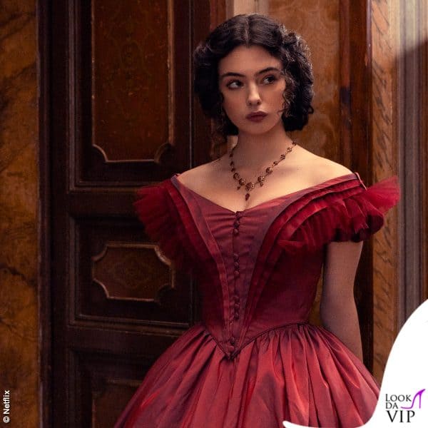 Il rosso, simbolo d'amore ma anche di rivoluzione, attraversa il guardaroba di Angelica