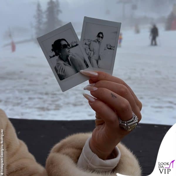 unghie lunghe, gioielli preziosi e polaroid 